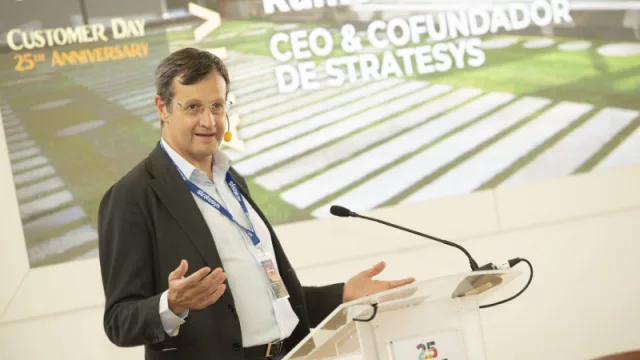 ​Stratesys celebró su 25 aniversario con clientes y premios (participaron Víctor Küppers, José Carlos Díez y Juan Costa)