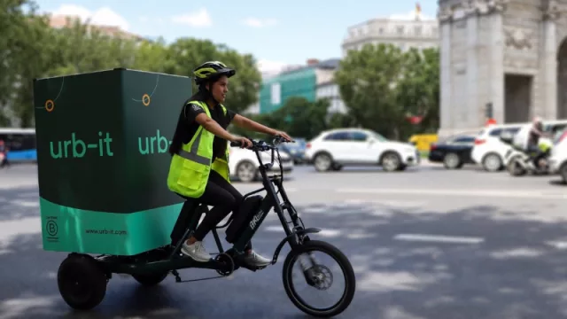 Un nuevo “last miler” (ahora montada en bicis eléctricas) llega a las calles Madrid y Barcelona