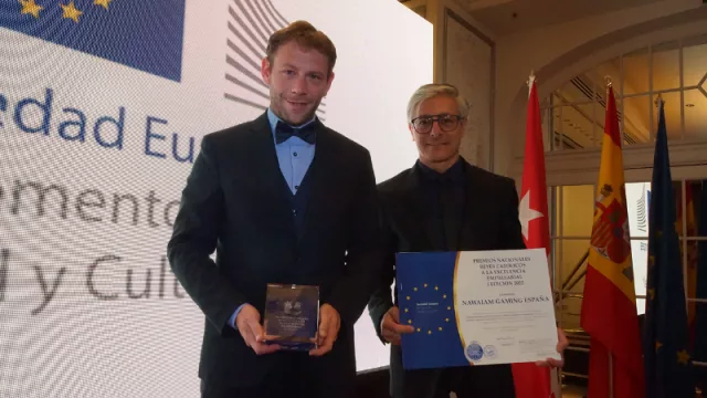 Javier Krawicki y Horacio Llovet, cofundadores de Nawaiam, con el premio a la Excelencia Empresarial
