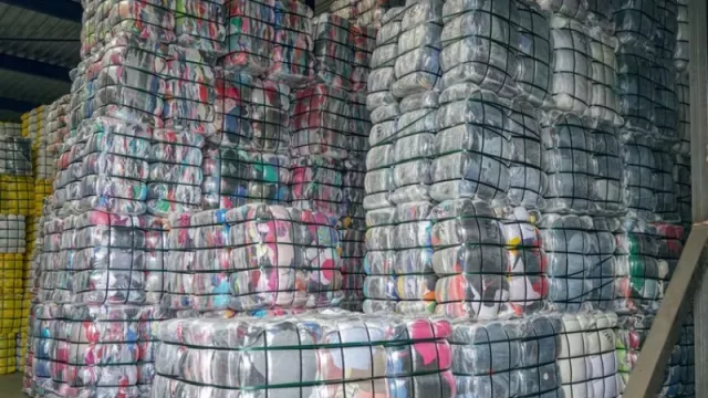 Una segunda vida para la ropa usada: del armario a la fachada de un edificio