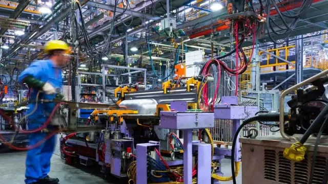 Los precios industriales se disparan un 45% en abril por la energía (pero sin energía crecen también un 16%)