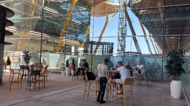 Fumando espero: la T4 de Barajas con nueva terraza