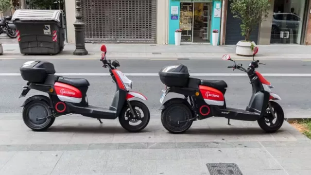 Transporte compartido: cómo evitar que las motos y patinetes invadan las aceras