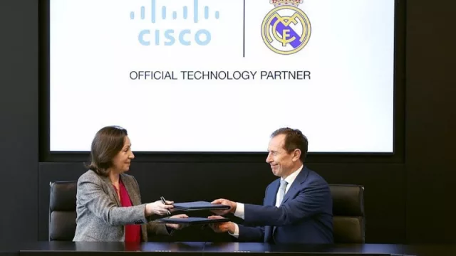 La presidenta de Cisco Europa, Wendy Mars, y el director de RR.II. del Real Madrid, Emilio Butragueño