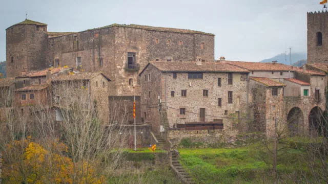 Fotocasa tiene a la venta El Castillo de Santa Pau (Girona): 20 habitaciones y 5 baños en 2.700 m2 (por un millón de euros)