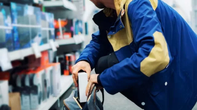 ¿Está mal robar a las grandes empresas? Una filósofa responde