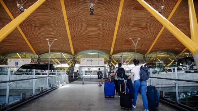 Pasajeros con sus maletas en la Terminal 4 del Aeropuerto Adolfo Suárez Madrid Barajas