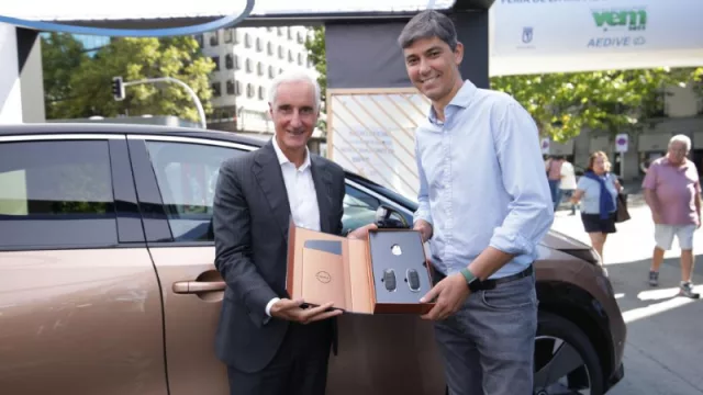 Todo tuyo: Manuel Urtiaga recibe el kit de llaves de Nissan Ariya de manos de Bruno Mattucci