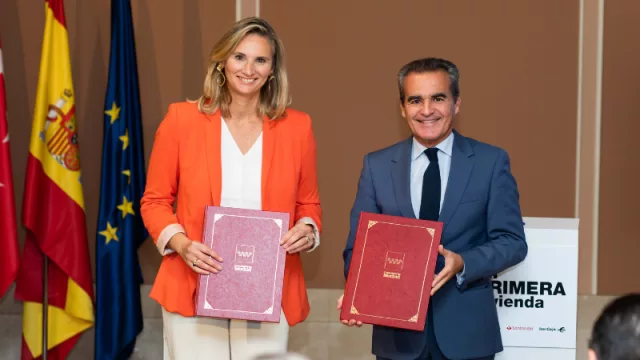 Paloma Martín, consejera de Medio Ambiente, Vivienda y Agricultura de la Comunidad de Madrid; y Rafael Herrador, director territorial de Madrid Metropolitana de CaixaBank.