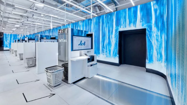 Qué tiene "del futuro" la nueva tienda Lefties de Barcelona (servicio de personalización de prendas únicas y probadores inteligentes)