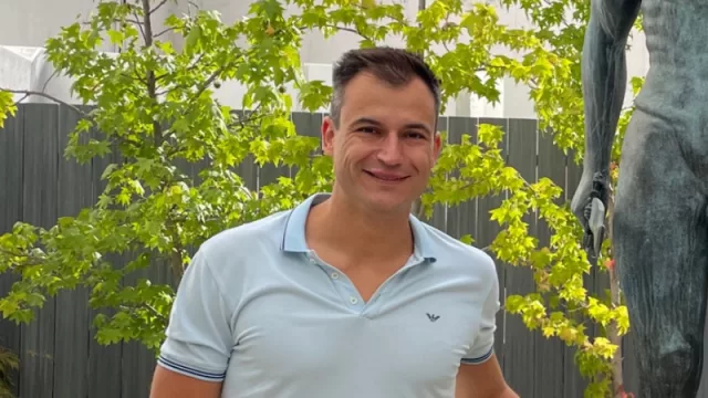 Alberto Gutiérrez, CEO de Civitatis en sus oficinas de Madrid y una escultura que le gusta: Perseo ha cortado la cabeza la medusa