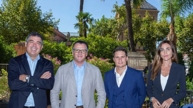 Martín Umaran, Martín Migoya y Patricia Pomies (todos de Globant) jungo a Oscar Mayo, Director Ejecutivo de LaLiga.