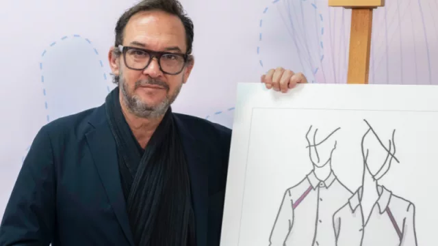 Ulises Mérida con un boceto de los nuevos uniformes de Renfe