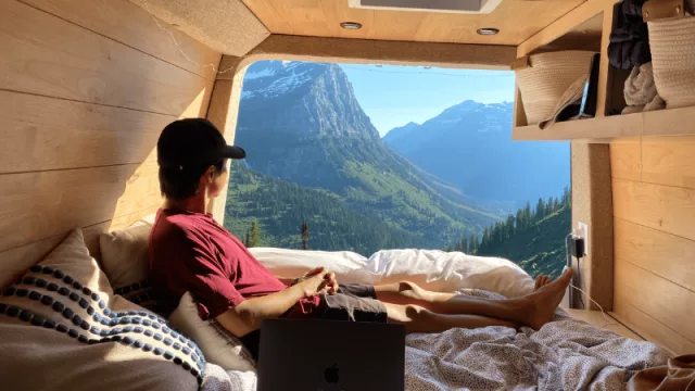 El puesto de trabajo incluye el uso de una furgoneta completamente equipada.