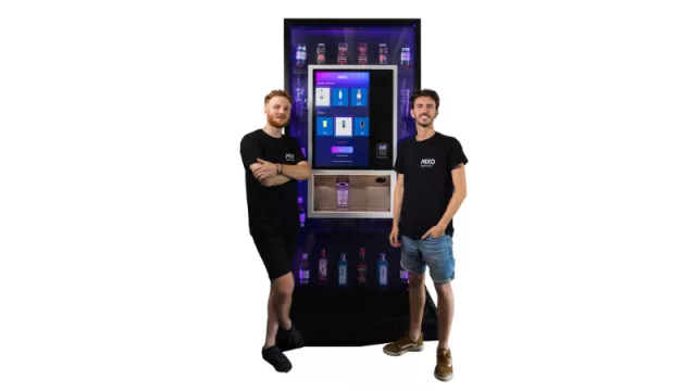 Xavi Olíve, ingeniero jefe de Mixo y Martín Cohen, fundador y CEO de la máquina de hacer tragos