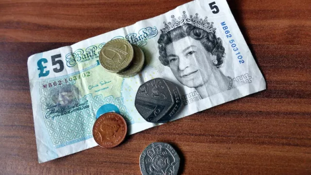 Con la libra a la deriva, cae 17% el poder adquisitivo de los pensionistas británicos en España (más aún en EE.UU.)