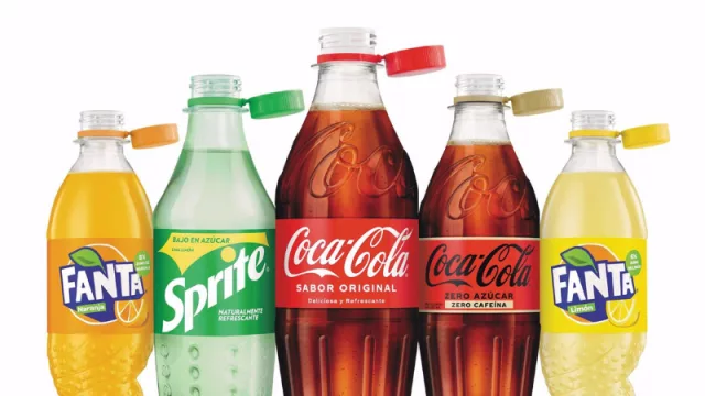 Botellas de productos de Coca-Cola con el tapón adherido