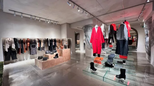 Así se ve parte del interior de la nueva tienda insignia de Adolfo Domínguez en Serrano 40.