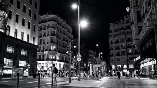 Y todo a media luz… bares y restaurantes de Madrid apagan sus luces este martes en protesta ante el alza de la energía