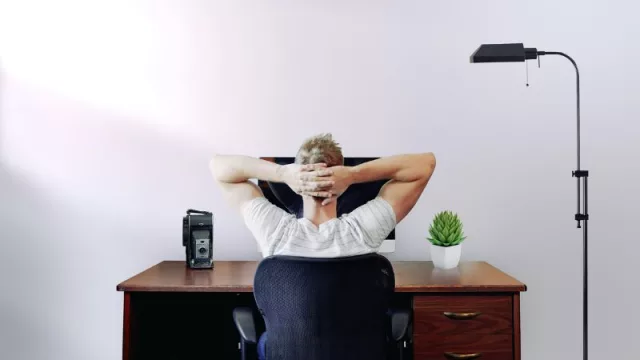 Qué es (y qué hace) el "sincronizador", la nueva figura de los equipos de trabajos híbridos y remotos