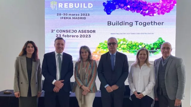 Gema Travería, directora de Rebuild; David Martínez, Presidente de Rebuild y CEO de Aedas Homes; María José Piccio-Marchetti, Directora General de Vivienda y Rehabilitación de la Comunidad de Madrid; Anselmo Menéndez, Subdirector General de Política y Ayudas a la Vivienda del Ministerio de Transportes, Movilidad y Agenda Urbana; Martha Thorne, decana de IE School of Architecture and Design; e Ignasi Pérez-Arnal, director del Congreso Nacional de Arquitectura Avanzada y Construcción 4.0.