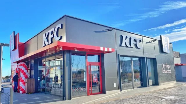 KFC impulsa su crecimiento en Castellón con la apertura de su primer restaurante en Villarreal (y con este van tres en la provincia)