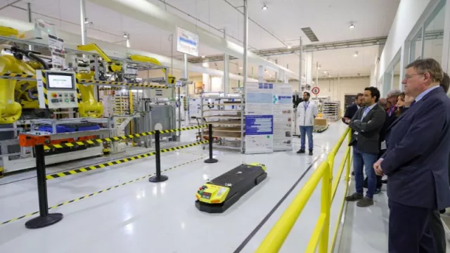 Ximo Puig elogia la inversión en innovación y sostenibilidad de Forvia durante su visita al centro de I+D+i en Paterna