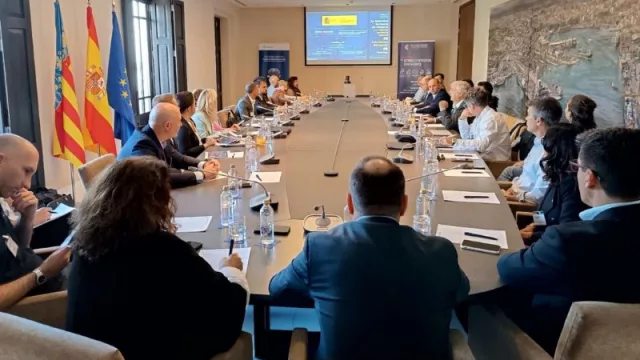 Empresarios franceses interesados por los proyectos de descarbonización y el uso del ferrocarril en el Puerto de València