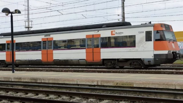 Renfe aumenta flota con 90 autobuses para reemplazar servicio de la línea R2 sur de Rodalies en Barcelona