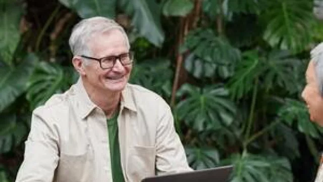 Ana Lucas, psicóloga, destaca el papel de Internet en promover una vida psicológicamente saludable al superar el aislamiento individual