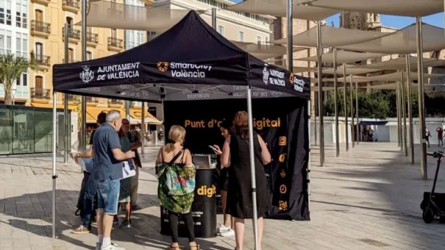 Los puntos de información sobre herramientas digitales municipales vuelven a los barrios de Valencia