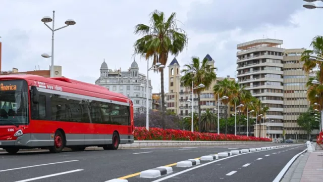 El Ayuntamiento ha reabierto el Pont de les Flors al tráfico rodado (vuelven los coches, bicicletas y peatones)