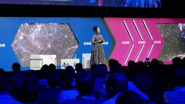 En tres años el 90% de los contenidos online estarán generados con el apoyo de la Inteligencia Artificial (y Apple será el próximo en integrar la IA en su negocio)