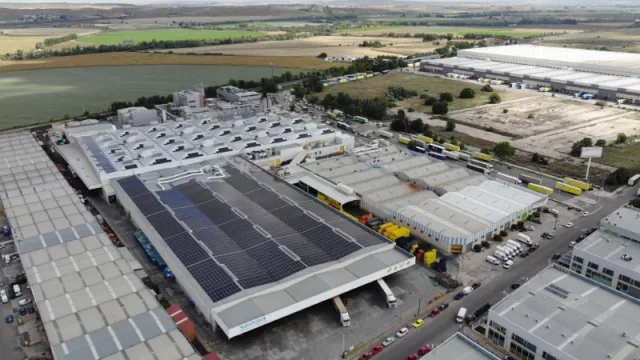 Suntory Beverage & Food Spain instala más de 4.000 paneles solares en su fábrica de Toledo (la nipona refuerza su apuesta por la sostenibilidad)