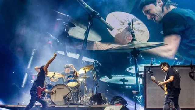 "La Aplanadora del Rock", un ciclón que hizo vibrar al público en el Dale Argentina Fest Barcelona (a ritmo de bombo cuervo)