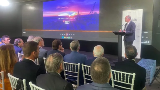 “El Puerto de València es irrenunciable para los valencianos y motor de su economía. Genera 50.000 empleos” (lo expresó Joan Calabuig)