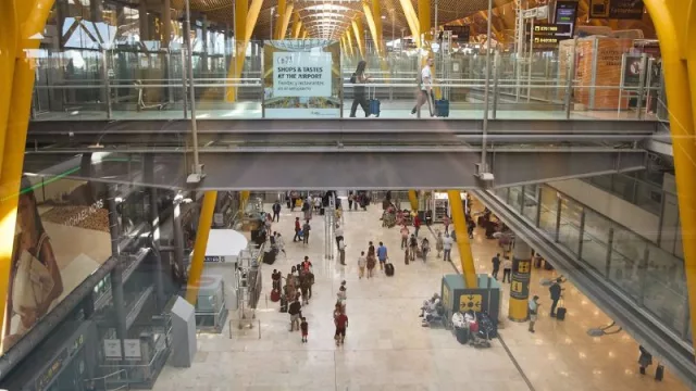 Aena registra cerca de 160 millones de pasajeros hasta julio (el aeropuerto de Madrid-Barajas sigue sin recuperar el nivel de viajeros de 2019)