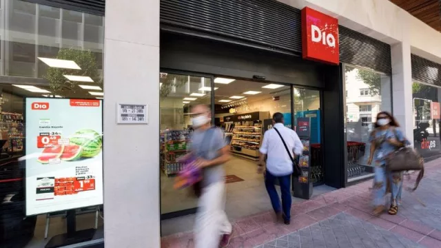 Facua denuncia a un supermercado de Dia por ocultar una caducidad ya vencida en botellas de aceite de oliva