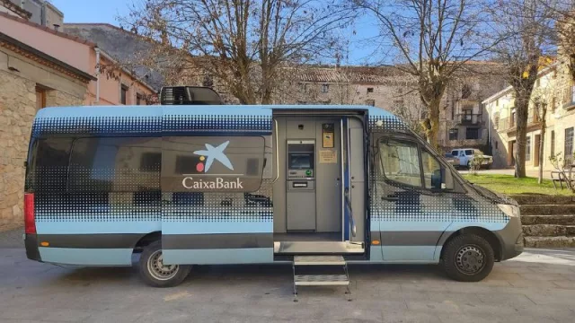 CaixaBank presta servicio en 636 municipios "en riesgo de exclusión financiera" con oficinas móviles