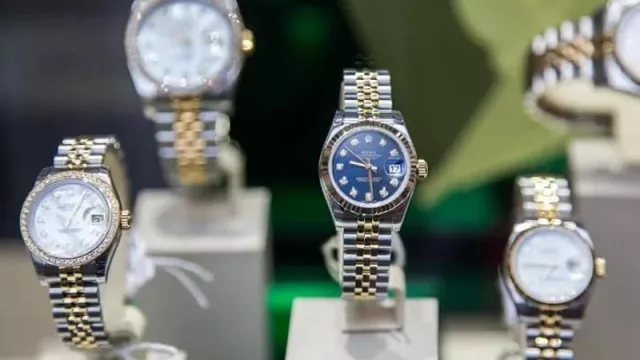 La compra de Bucherer por Rolex hace tambalearse a Watches of Switzerland, que cae más de un 20%
