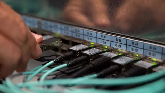 Orange disputa un contrato de 22 millones para desplegar banda ancha en colegios de la Comunidad de Madrid