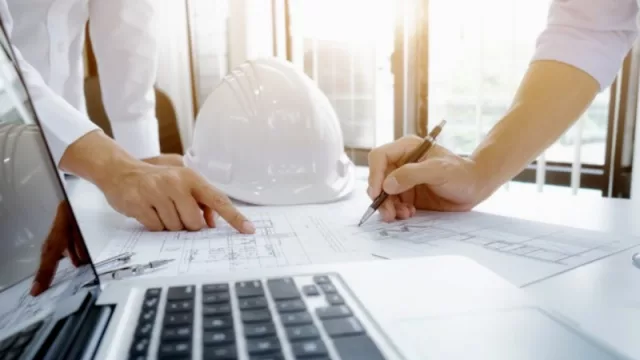 Ingenieros y comerciales con alto nivel de inglés: los profesionales más buscados (según EF English Live)