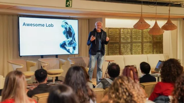 Desigual y Wayra convocan el 3 Awesome Lab para startups de IA Generativa en moda