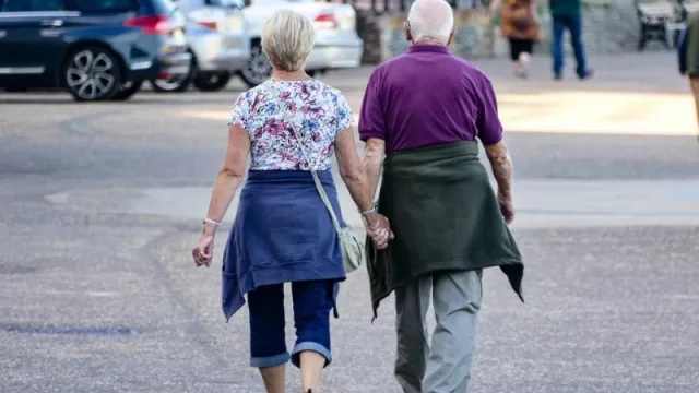 Más de la mitad de los mayores de 55 años en España ayuda económicamente a su familia o a su entorno (una tendencia que crecerá durante los próximos años)