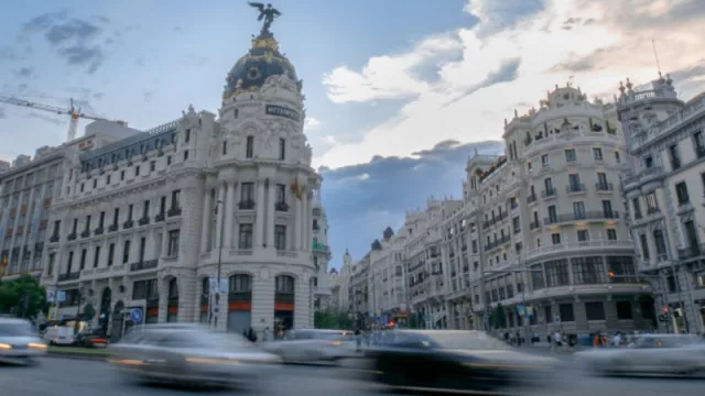 Descenso récord del desempleo en la CAM, preocupación por aumento en costes de SS