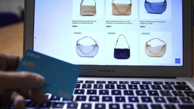 Pull&Bear y Uniqlo alertan a los consumidores de posibles páginas webs fraudulentas durante las rebajas