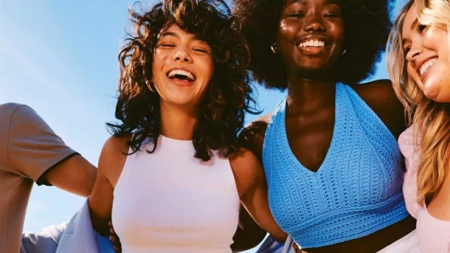 Abercrombie & Fitch revisa al alza sus previsiones para el año fiscal 2023 y su cuarto trimestre