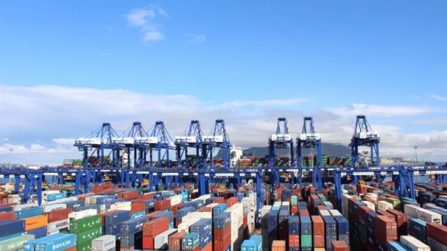 La eurozona cerró noviembre con un superávit comercial de 20.300 millones de euros (en contraste con el déficit de 13.800 M del mismo periodo del año anterior)