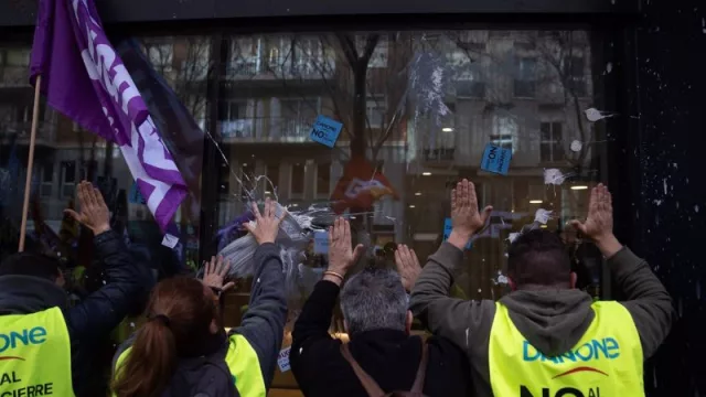 Lanzan yogures a la sede de Danone en Barcelona (por el cierre de la planta en Parets)
