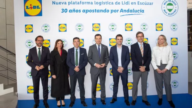 Juanma Moreno visita la nueva plataforma logística de Lidl en Escúzar (el mayor almacén de la cadena en Andalucía y el segundo en toda España)